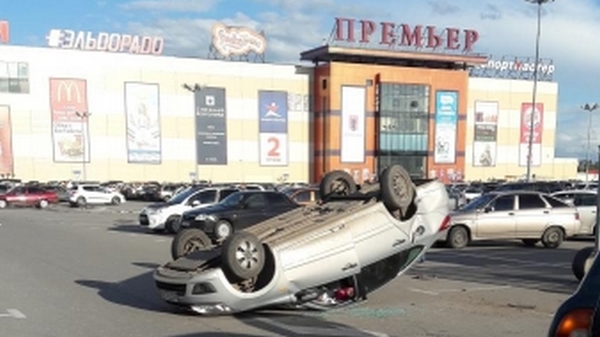 Авария на парковке ТРЦ Премьер на Московском.jpg Авария на парковке ТРЦ Премьер на Московском.jpg